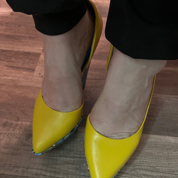 Chic Yellow Floral Platform Wedges - Picture 6 of 6